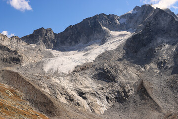 Hochalpine Landschaft im Klimawandel; Cima dal Cantun mit Gletscher (Bernina-Alpen) im September...