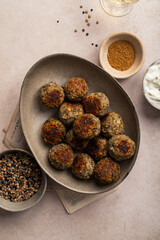 plat de boulettes végétales fait maison aux lentilles vertes soja cumin persil et oignon avec sauce au yaourt