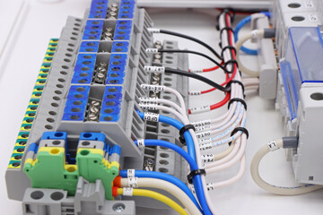 Electrical terminals with connected mounting wires marked with parameters.