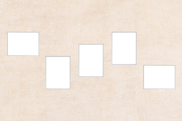 Cinq cadres photos vides sur un mur avec espace transparent. Pour écrire un message, invitation, vœux, photographie.	