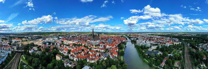 Fototapeta na wymiar Luftbild von Ulm an der Donau mit Blick auf das Ulmer Münster. Ulm,Tübingen,Baden-Württemberg, Deutschland.