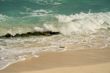 Fototapeta na wymiar Sand und Wellen am menschenleeren, romantischen Strand in Mexiko, Traummotiv im Urlaub