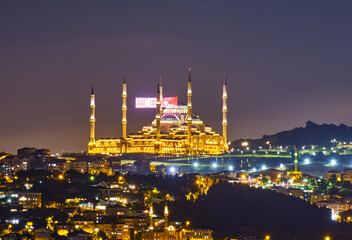 Obraz premium The largest Camlica mosque in the Asian part of the city.