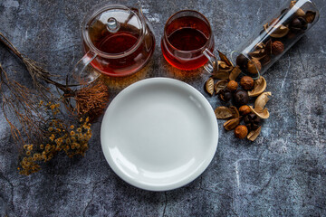 白い皿のある食卓風景