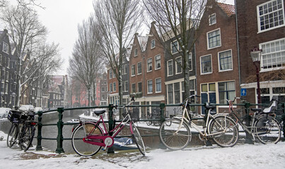 Obraz premium Snowing in the city Amsterdam the Netherlands