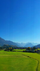 Luftbild von Fischen im Allgäu mit Blick auf die Pfarrkirche St. Verena. Fischen im Allgäu, Oberallgäu, Schwaben, Bayern, Deutschland.