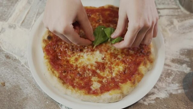 Pizza margherita con basilico