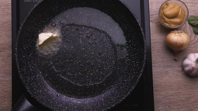butter is melting in a frying pan, melt the butter