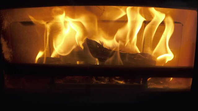 Chimenea cerrada con troncos de madera quem&aacute;ndose