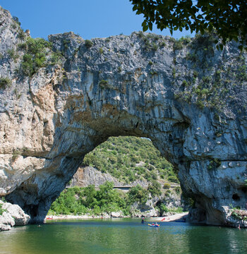Pont d’Arc, berühmte natürliche Felsenbrücke über den Fluss Ardèche in Frankreich
