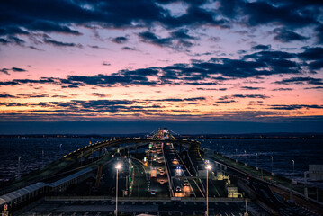 東京湾アクアライン　朝焼けの海ほたる