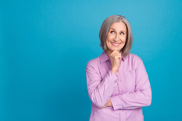 Photo of minded gorgeous lady hand chin wear trendy clothes look empty pace interesting proposition isolated on blue color background