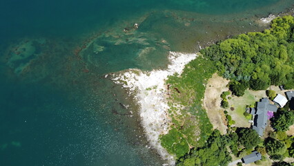 Vista aérea de la costa de un lago en época estival