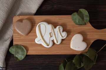 Composition with a gingerbread on which the word "love" is written