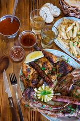 Parrillada de carne y patatas fritas