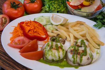 Chocos a la plancha con ensalada y patatas fritas
