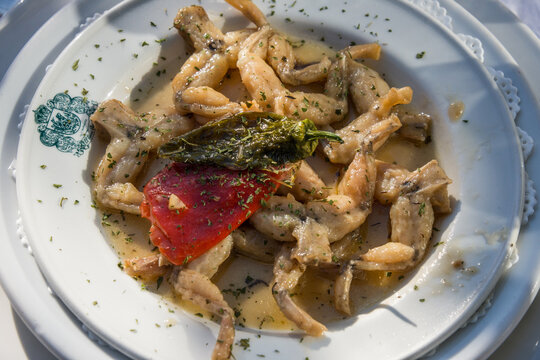 Plato con ancas de rana guisadas 