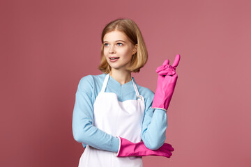 woman in apron holding index finger up with new idea