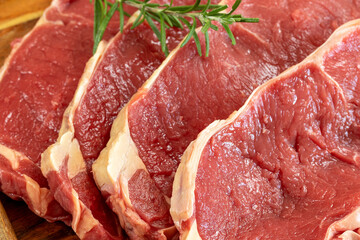 faux-filet de boeuf cru en gros plan sur une planche à découper