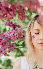Naklejka premium girl spring blossom her cheek sakura tree