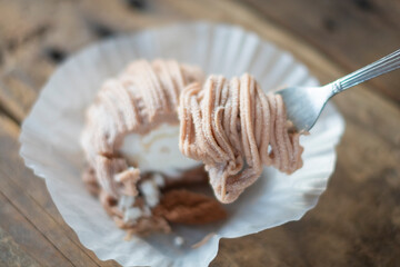 モンブランを食べる