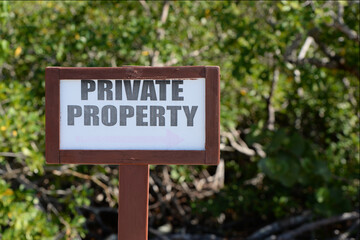 Obraz premium An image of an old private property sign 