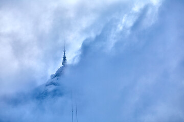 Hoher Kasten in der Schweizer Alpen - Bergspitze mit einem Sendeturm umhüllt vom Nebel 