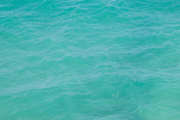 Obraz premium Aguas turquesas en una playa de arenas blancas. Superficie rizada del agua del mar observada desde lo alto de un acantilado en Torre dell'Orso, Puglia, Italia.