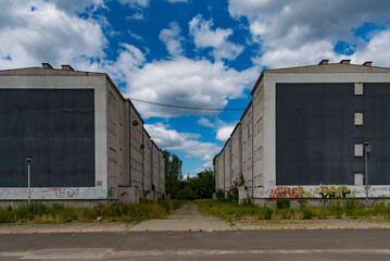 Fototapeta na wymiar Opuszczone, zaniedbane osiedle. Warszawskie getto z lat 90 na Warszawskiej Olszynce Grochowskiej