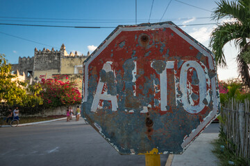altes Stop-Schild in Lateinamerika