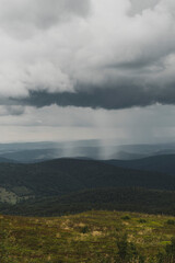 Widok w Bieszczadach z Połoniny Caryńskiej. Ciemne burzowe chmury , oberwania chmury i nawałnica - obrazy, fototapety, plakaty