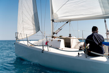 Obraz premium Man in action on sport yacht during regatta