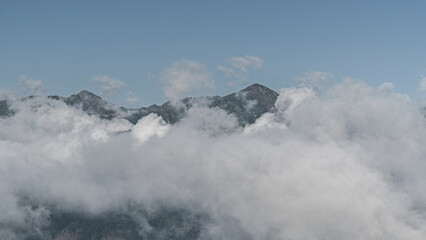 Fototapeta na wymiar Panorama na Tatry ze szczytu Krywań wśród i ponad chmurami