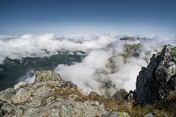 Panorama na  Tatry ze szczytu Krywań wśród i ponad chmurami