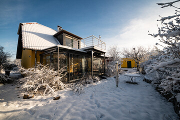 Fototapeta na wymiar verschneites Grundstück mit Einfamilienhaus