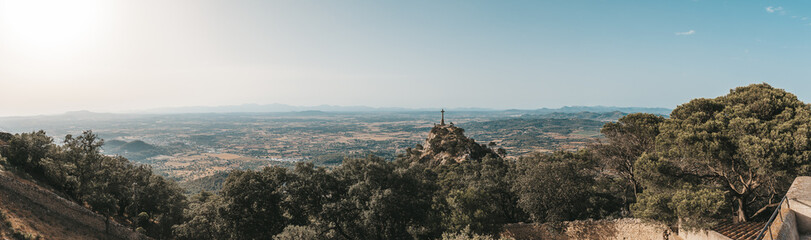 Panorama von Sant Salvador mit Blick auf das Steinkreuz auf Mallorca, Spanien