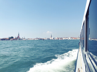 View from the ferry to Venice - ヴェネチアに向かう連絡船からの眺め - obrazy, fototapety, plakaty