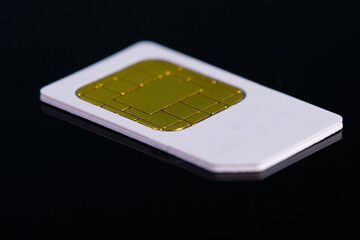 SIM-Card / SIM-Karte mit goldenen Kontakten / Chip auf schwarzem Untergrund