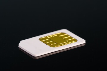 Liegende SIM-Card / SIM-Karte mit gut sichtbarem Chip ( Kontakten auf einem schwarzen Hintergrund