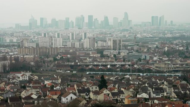 Panorma sur la grande ville de Paris avec la defense au loin par temps tr&egrave;s nuageux