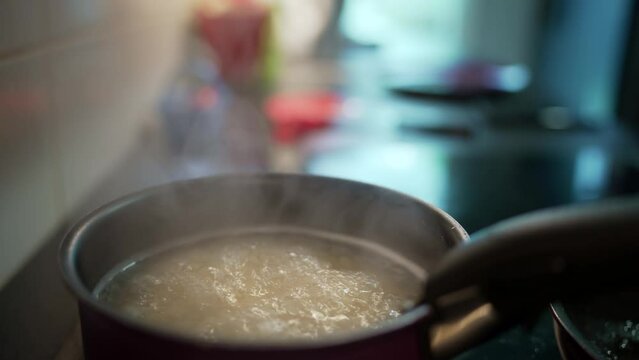 Pate dans une casserole d'eau bouillante