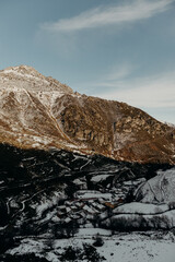 Nieve en las montañas de Tuiza, Asturias. Paisaje hermoso. Aventura