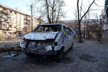 Obraz na płótnie Canvas After bombing, cars burned by russian missile in Kyiv city, Ukraine