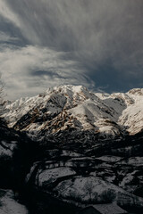 Nieve en las montañas de Tuiza, Asturias. Paisaje hermoso. Aventura