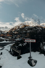Nieve en las montañas de Tuiza, Asturias. Paisaje hermoso. Aventura