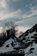 Nieve en las montañas de Tuiza, Asturias. Paisaje hermoso. Aventura