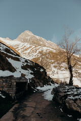Nieve en las montañas de Tuiza, Asturias. Paisaje hermoso. Aventura