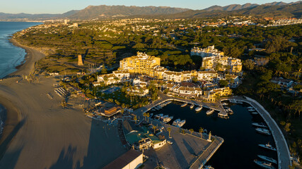 vista aérea del puerto de cabopino en el municipio de Marbella, Andalucía	