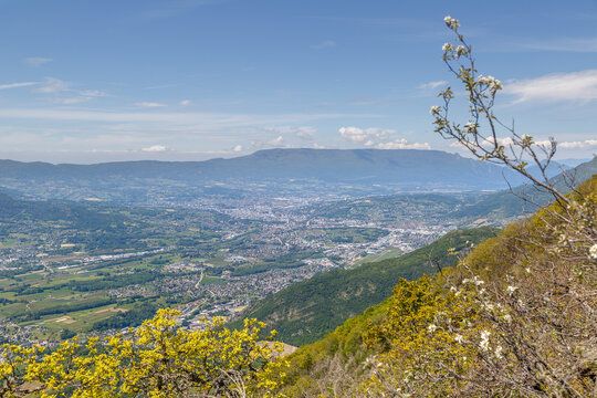 Vue panoramique de la ville de Chamb&eacute;ry en Savoie, France en &eacute;t&eacute;