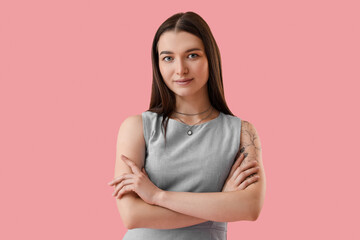 Obraz premium Young woman with stylish necklace on pink background